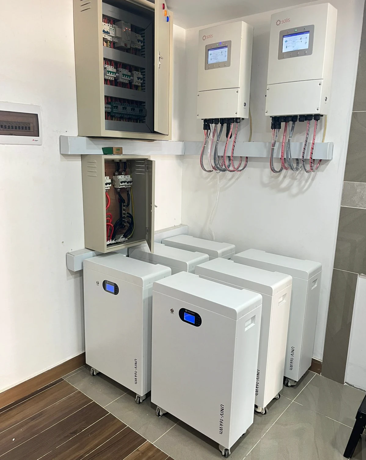 EASYWAY 16.2kWh free-standing low voltage battery system with Solis hybrid inverter